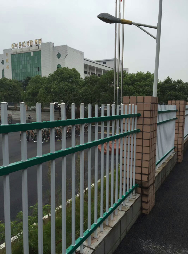 學(xué)校護欄廠家安裝效果圖